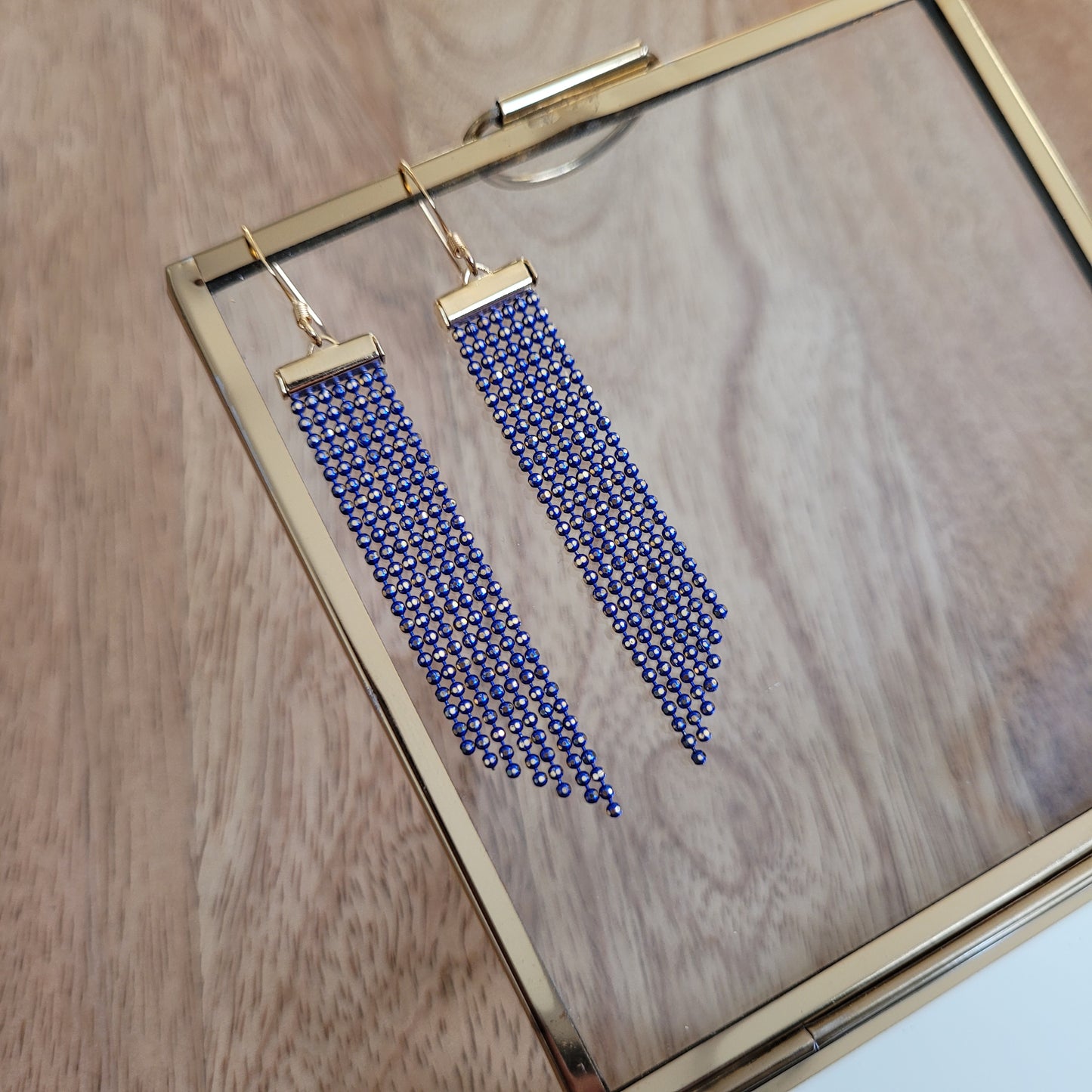 boucles d'oreilles chaines micro perlées perles or bleu
