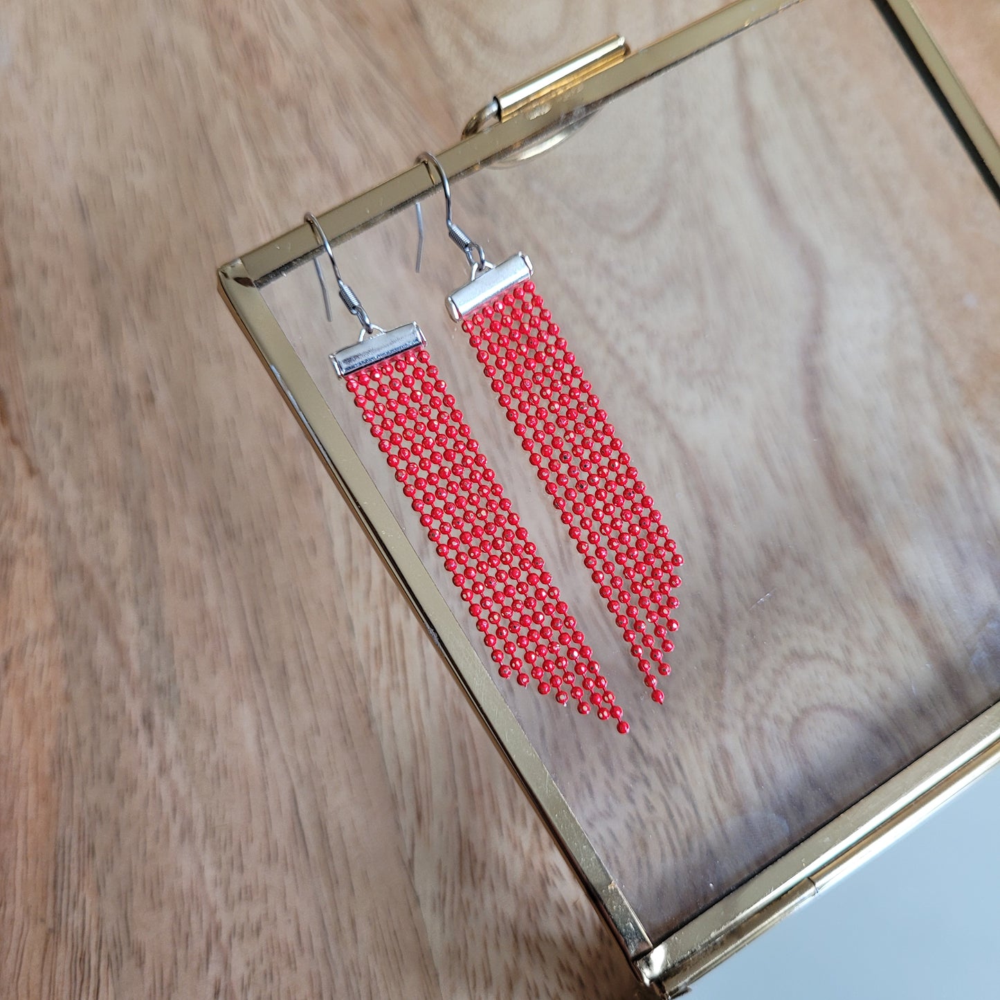 boucles d'oreilles chaines perles rouge argent