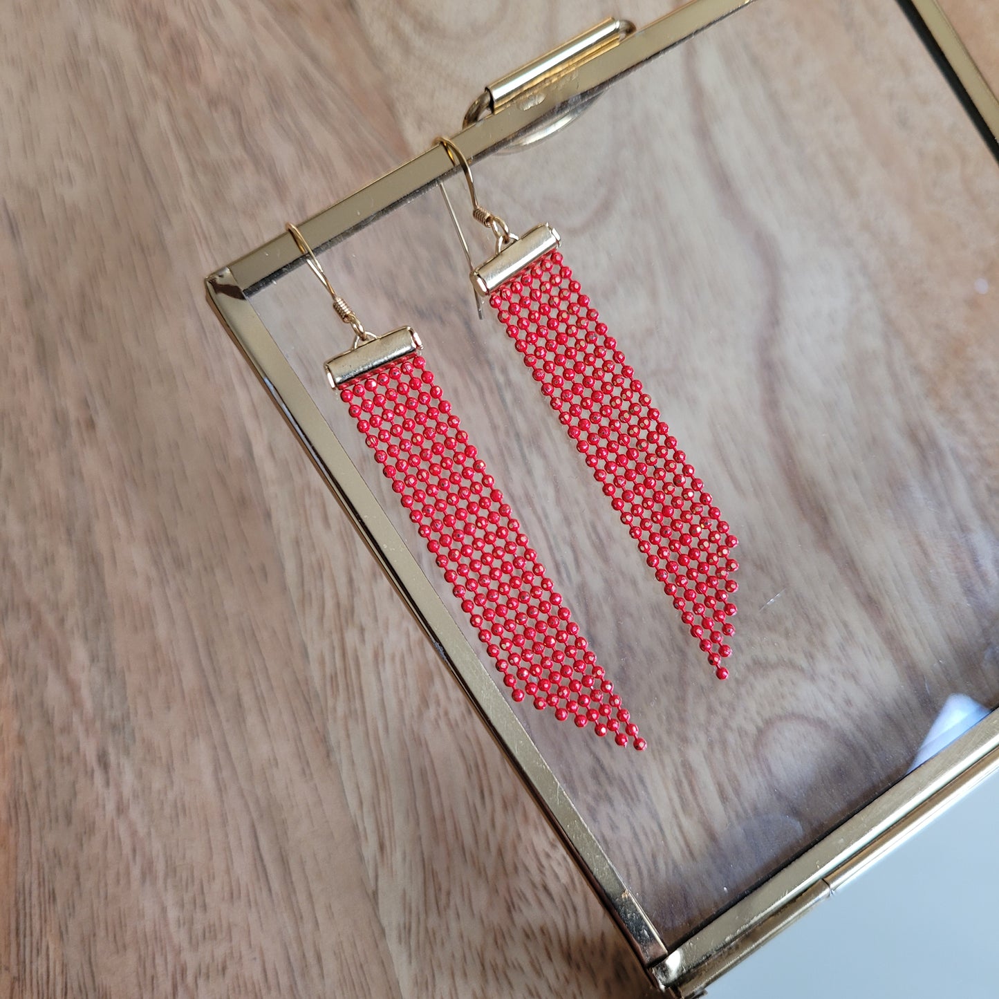 boucles d'oreilles chaines perles rouge or