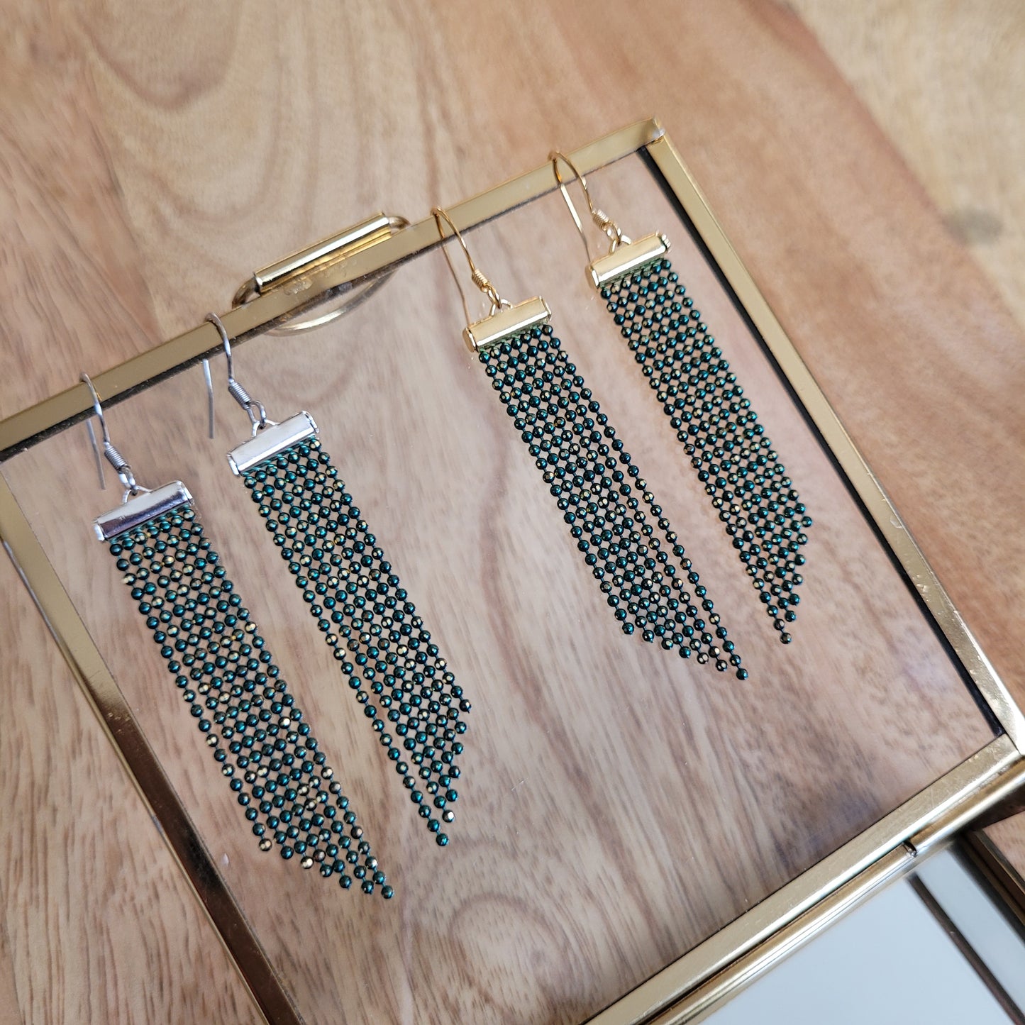 boucles d'oreilles vert or argent chaines micro perlées perles
