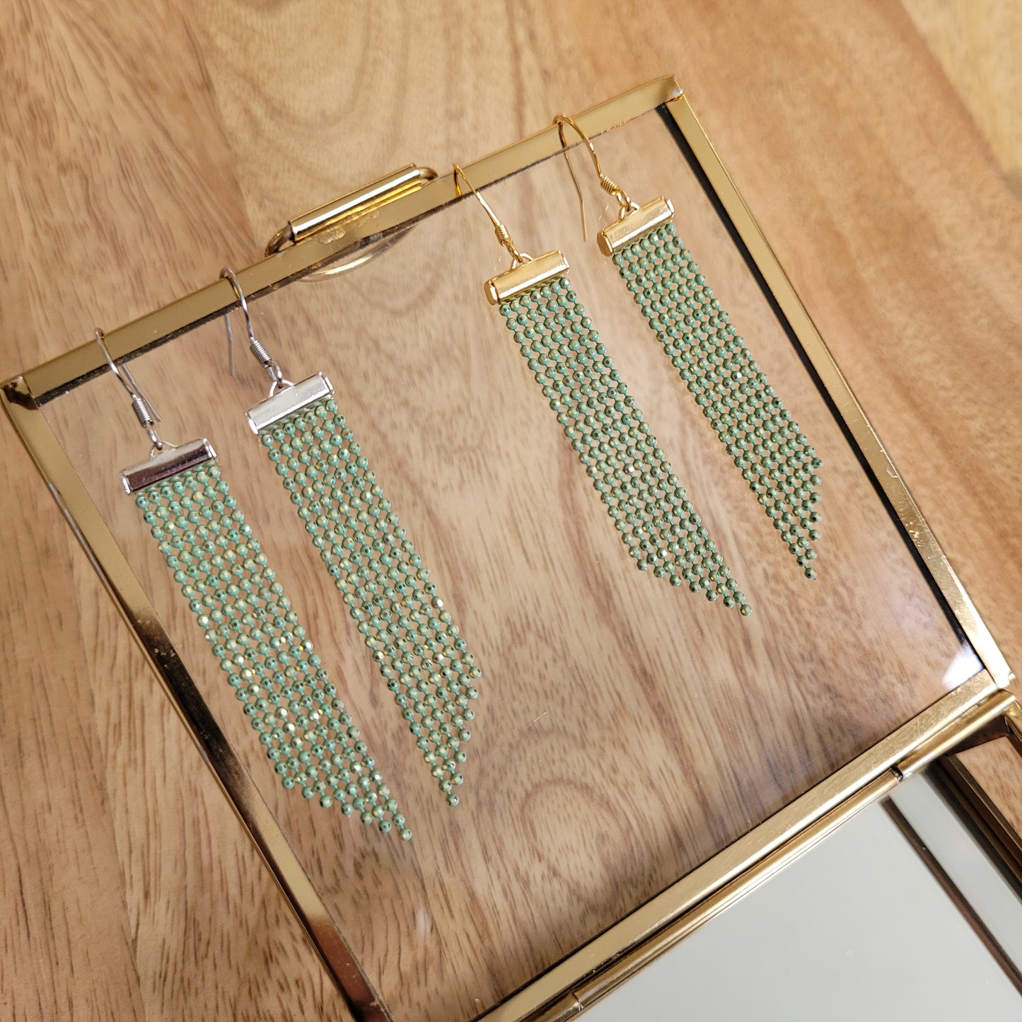 boucles d'oreilles chaine micro perlées perles vert celadon or argent