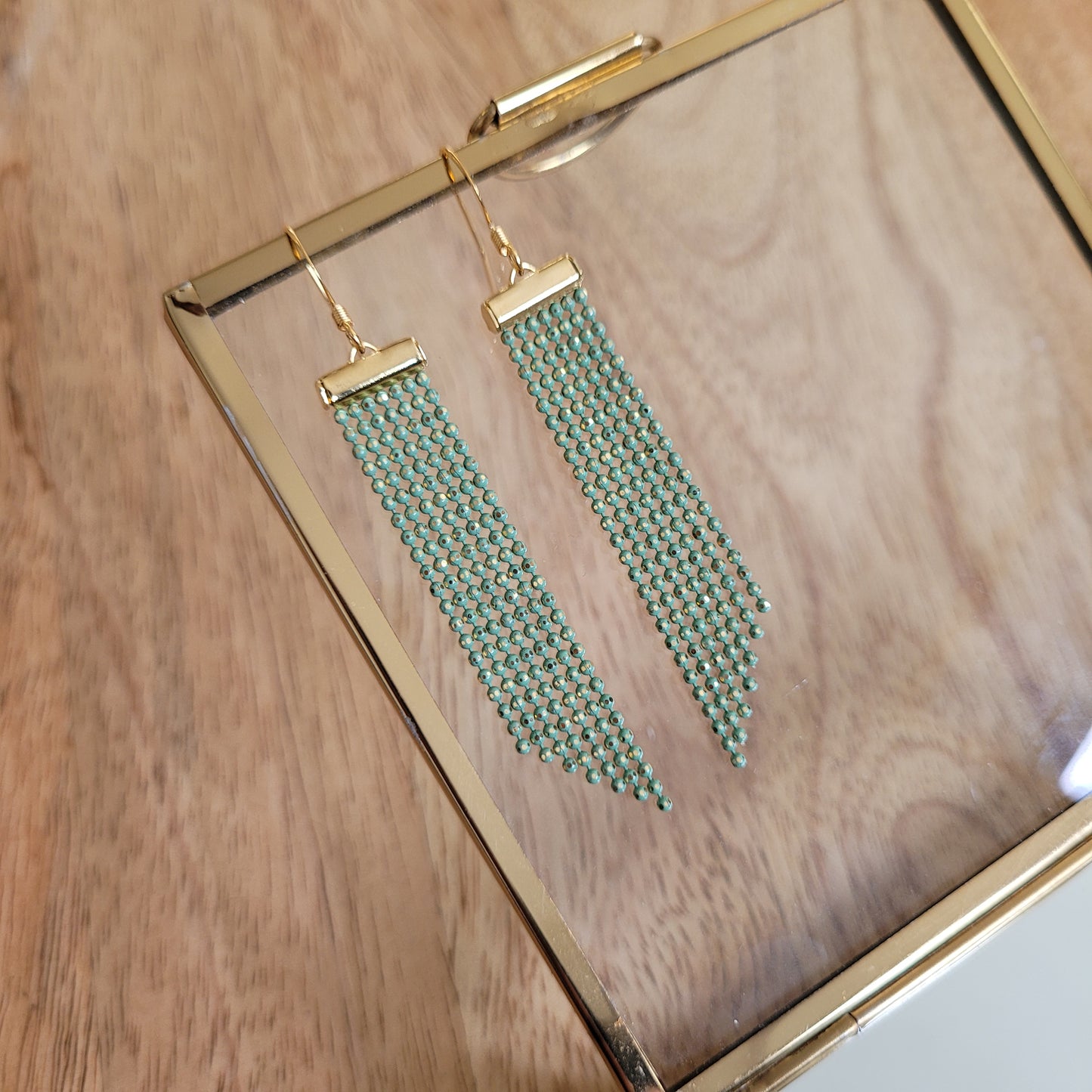 boucles d'oreilles chaines micro perlées perles or vert celadon