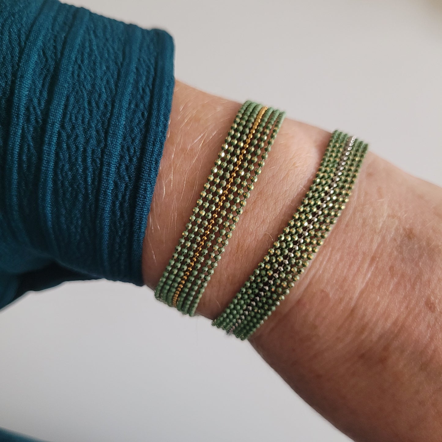 bracelet micro perlées chaines vert celadon or