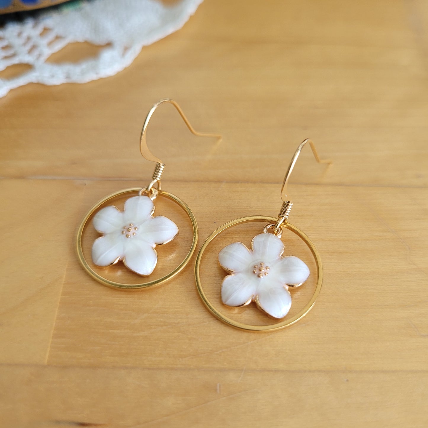 boucles d'oreilles fleur blanche or fin