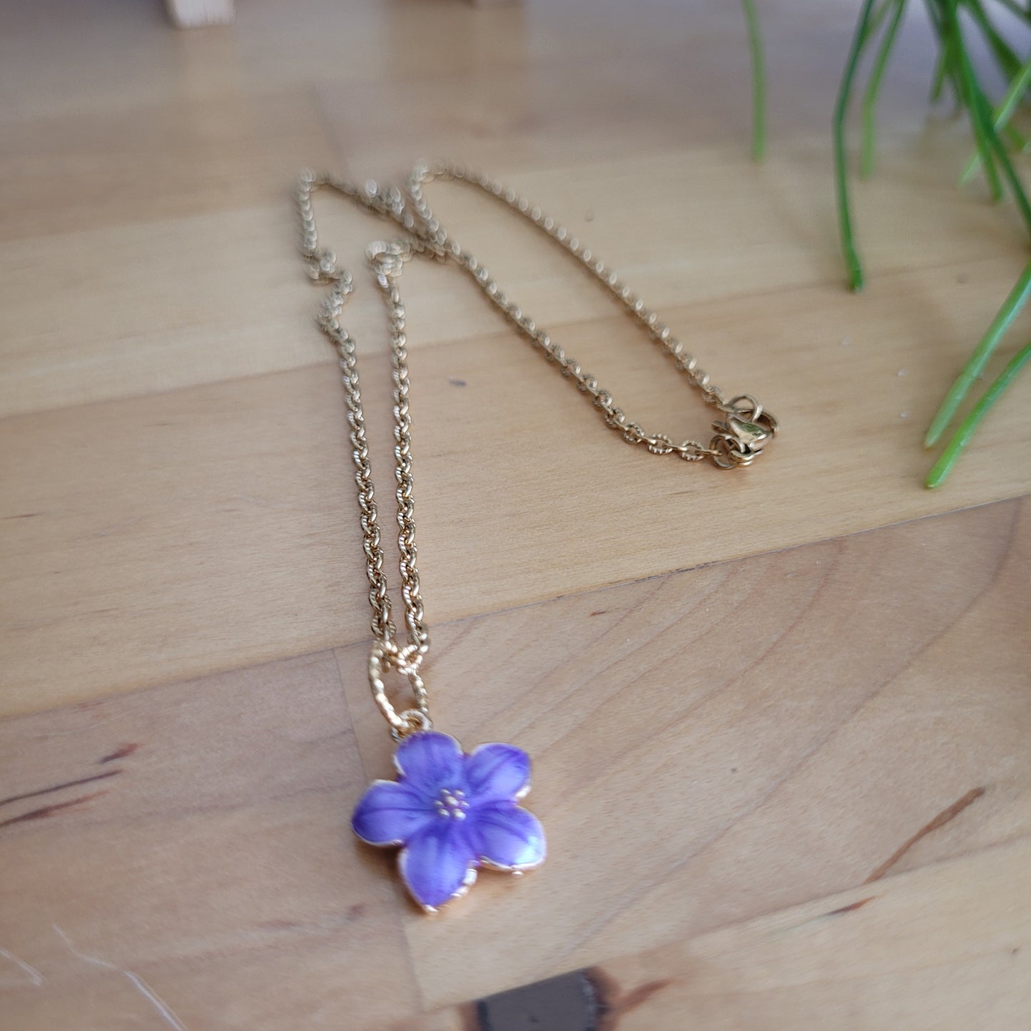 collier fleur violet or fin