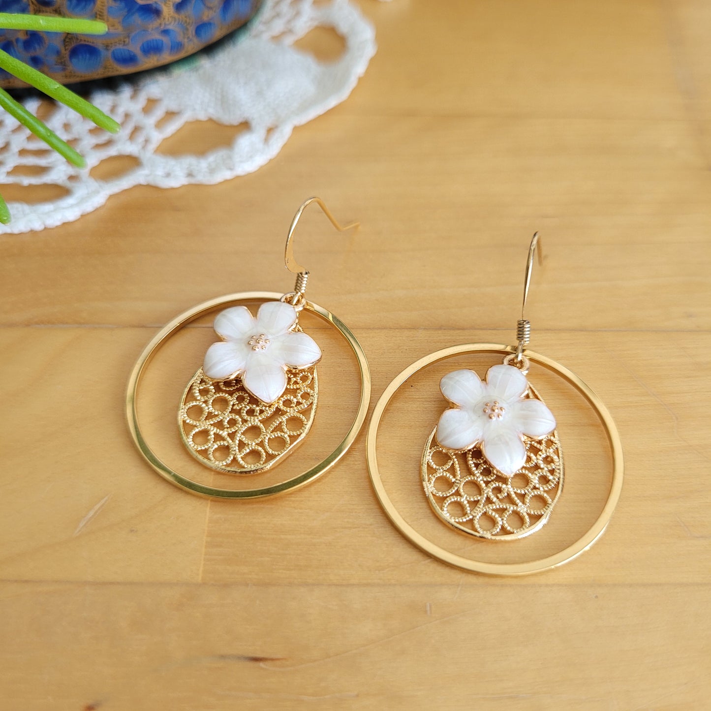 boucles d'oreilles creoles fleur blanche or fin